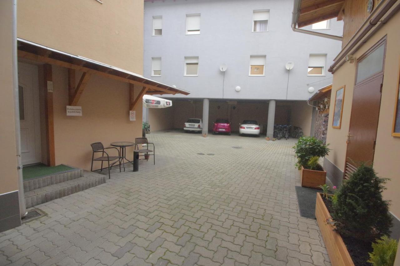 Hotel Vadaszkuert Superior Székesfehérvár Eksteriør billede